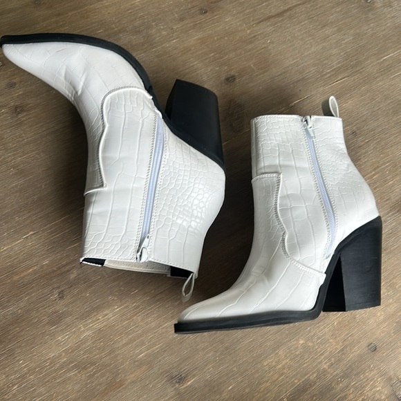 ASOS White Croc-Embossed Western Pointed Toe Cowboy Ankle Boots Size 6 - Picture 10 of 16